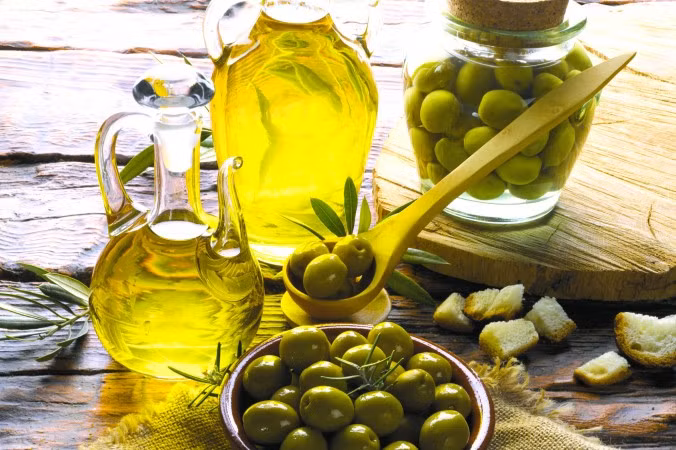 Dầu oliu. Các nhà nghiên cứu thuộc Đại học Navarra (Tây Ban Nha) đã tiến hành cuộc khảo sát với 4.282 phụ nữ ở Tây Ban Nha. Sau gần 5 năm theo dõi, họ rút ra kết luận: Những người thường xuyên dùng dầu ô liu nguyên chất trong bữa ăn thì giảm 62% nguy cơ mắc ung thư vú.
