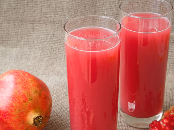 Nước ép lựu. Theo Indiatimes, quả lựu rất giàu vitamin và chất chống ô xy hóa, có tác dụng làm tan sỏi thận. Bạn có thể ăn lựu hoặc uống 1 ly nước ép trái lựu hằng ngày để điều trị bệnh sỏi thận.