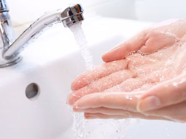 Rửa sạch tay trước tiên. Các chất bẩn và vi khuẩn trên bàn tay bạn sẽ tiếp xúc với da mặt, từ đó phát sinh nhiều vấn đề về da như mụn trứng cá. Do đó, bạn phải rửa sạch tay trước khi rửa mặt. Đây cũng là một trong những nguyên tắc rửa mặt quan trọng bạn cần tuân theo.