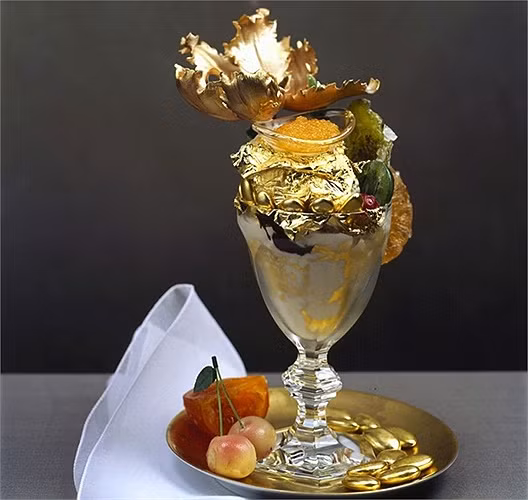 Ở nhà hàng Serendipity 3 New York, có một món ăn được ghi nhận là món tráng miệng đắt nhất thế giới theo sách kỷ lục Guinness. Đó là Golden Opulence, món kem hoa quả trị giá 1000 USD chứa một lá vàng có thể ăn được, phục vụ kèm trứng cá muối.