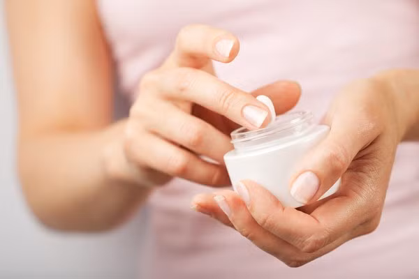 Kem dưỡng da. Một hóa chất có tên là methylisothiazolinone ngày càng được sử dụng rộng rãi như là một chất bảo quản trong các loại kem dưỡng da mặt, có thể là nguyên nhân chính dẫn đến dị ứng mỹ phẩm.