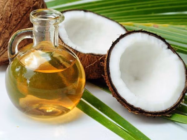 Diệt trừ các loại vi khuẩn độc hại. Cho dù bạn có nhận ra hay không, thì miệng của bạn đều chứa vi khuẩn, ký sinh trùng, nấm và thậm chí là các loại virus có hại. Những vi sinh vật này tạo ra nhiều độc tố có hại có thể ảnh hưởng đến sức khỏe của bạn khi bạn đang căng thẳng. Lúc này, dầu dừa có thể là vũ khí chống lại các yếu tố gây hại này.