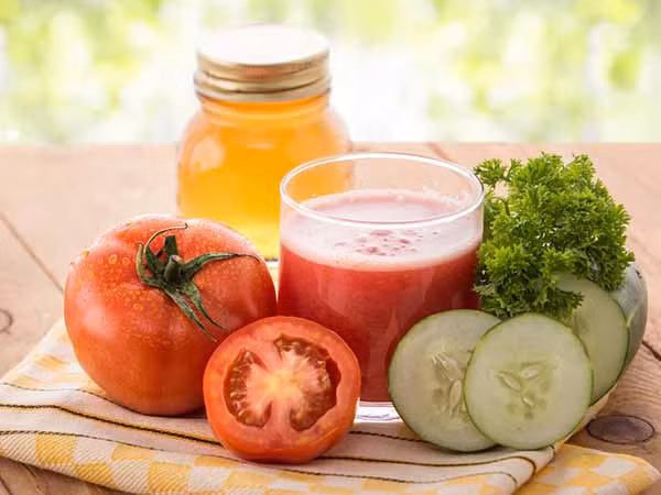 Nước ép cà chua và mật ong. Dùng hỗn hợp ước ép cà chua + mật ong, thoa lên mặt, để trong vòng 10 phút. Đây là một trong những toner tự chế tốt nhất cho da nhờn.