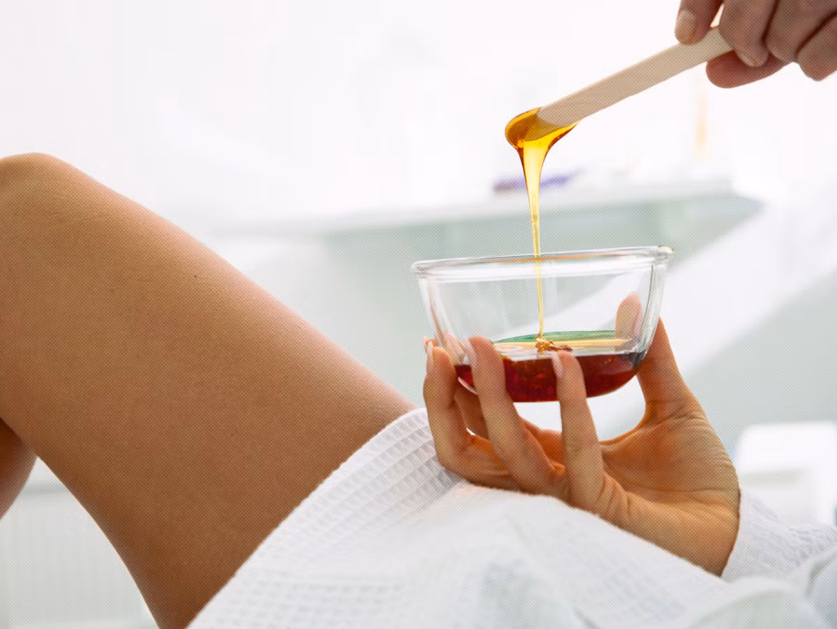 Sau khi wax vùng kín. Wax vùng kín đòi hỏi phụ nữ phải kiêng quan hệ trong vòng 24h trước và sau thủ thuật để phòng tránh các bệnh nhiễm trùng cũng như viêm da.