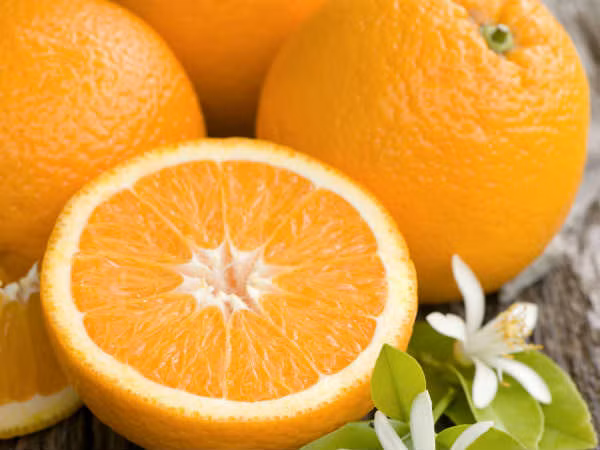 Vitamin C. Ăn thực phẩm giàu vitamin C giúp ngăn ngừa tóc chẻ ngọn và khô giòn. Bổ sung các loại trái cây như cam, chanh, dâu, dưa hấu và cà chua trong chế độ ăn uống của bạn để có được mái tóc khỏe mạnh.