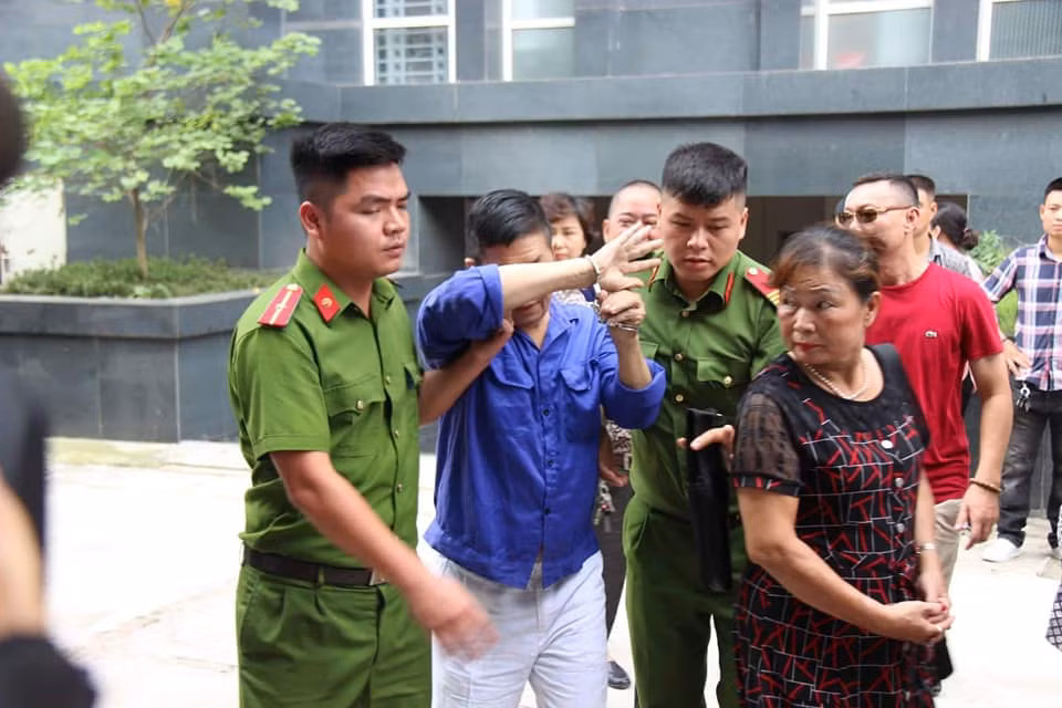 Tại phần thủ tục, do 2 luật sư vắng mặt, trong đó có một người bào chữa cho Nguyễn Kim Hưng nên luật sư còn lại của bị cáo này đã đề nghị hoãn phiên tòa. Sau ít phút hội ý, chủ tọa Mai Văn Quang chấp nhận đề nghị trên. Phiên xét xử dự kiến mở lại vào sáng 25/7.