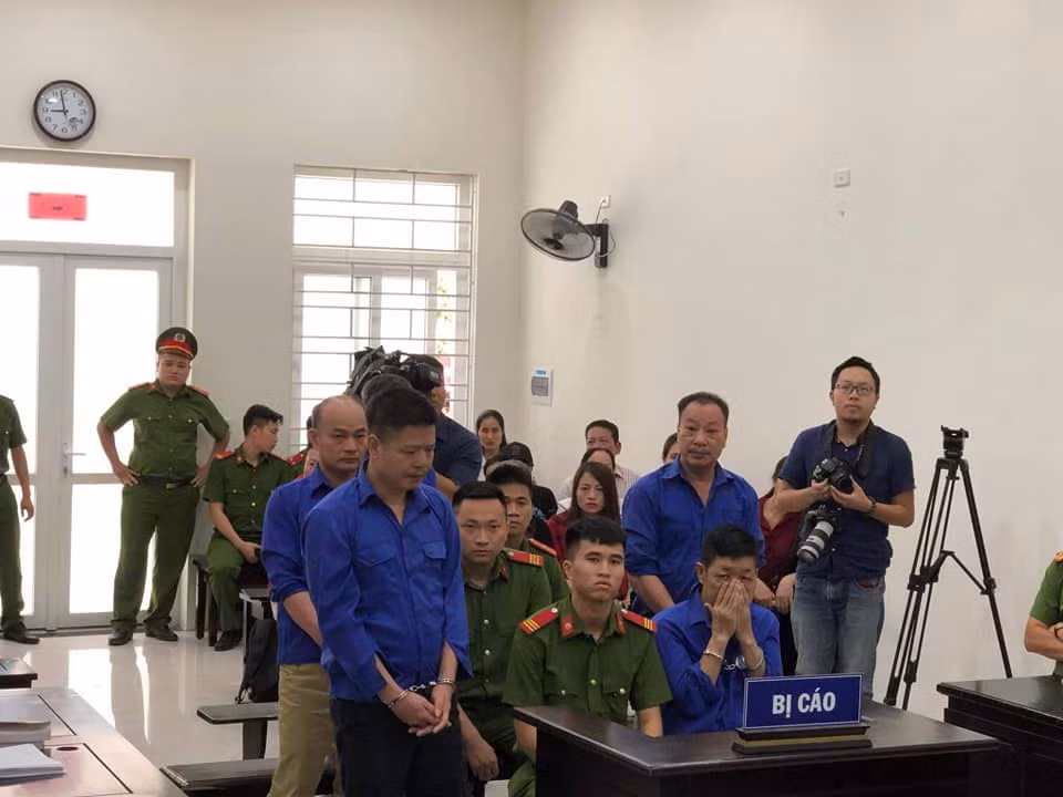 Các bị cáo gồm Nguyễn Kim Hưng (tức Hưng "kính", tổ trưởng tổ bốc dỡ hàng hóa số 2 chợ Long Biên), Nguyễn Hữu Tiến (tức Tiến "hói"), Lê Thanh Hải (tức Hải "gió"), Nguyễn Mạnh Long (tức Long "cao") và Dương Quốc Vương (tức Vương "lợn").