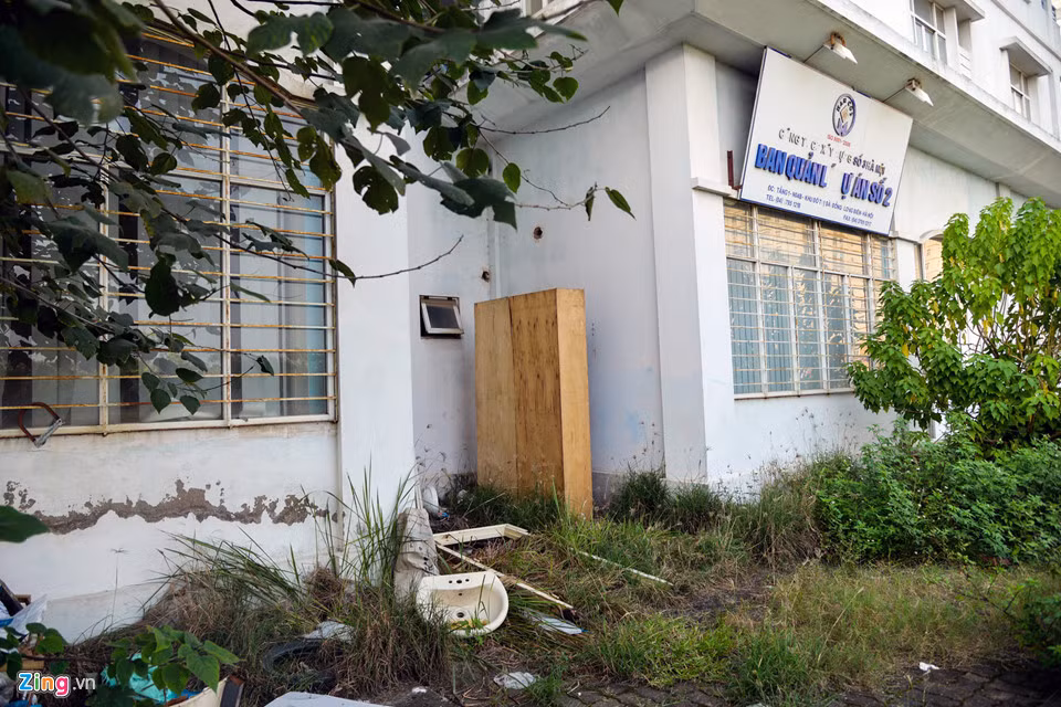 Văn phòng Ban quản lý dự án số 2 thuộc Handico3 đặt tại tầng một khu nhà cũng bỏ hoang, cây cối mọc um tùm. Ảnh: Zing.