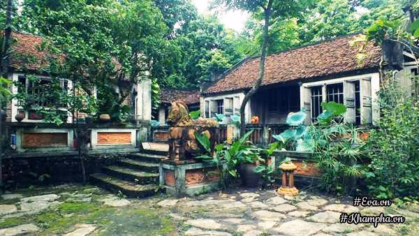  3. Nhà cổ hơn 200 tuổi của họa sĩ Bùi Hoài Mai Ngôi nhà ở làng Na, Tiên Du, Bắc Ninh của họa sĩ Bùi Hoài Mai là một trong những ngôi nhà cổ truyền thống mang đặc trưng của làng quê Bắc Bộ vẫn còn cho đến bây giờ. Ảnh: Khám phá.