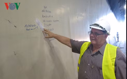 Ông John Cliffor Beckkit chuyên gia người Anh kiểm tra các vết nứt trên hầm.