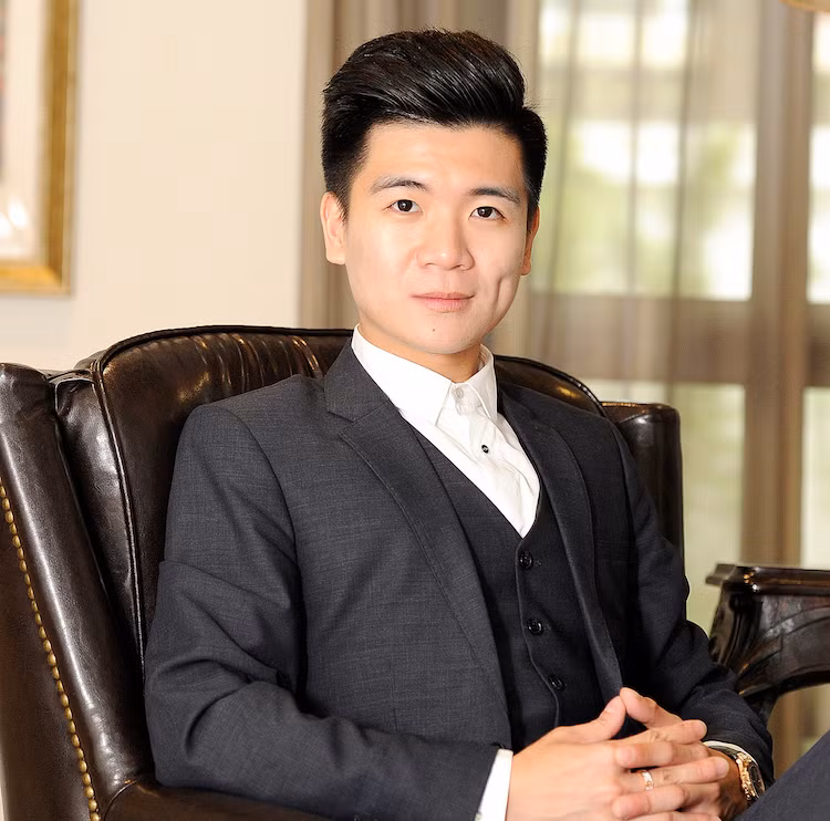  2. Đỗ Quang Vinh "Thiếu gia nghìn tỷ đi xe máy" là biệt danh của Đỗ Quang Vinh, con trai ông Đỗ Quang Hiển (bầu Hiển), Chủ tịch Hội đồng quản trị Ngân hàng SHB và Tập đoàn T&amp;T – một trong những người giàu nhất Việt Nam. Ảnh: Thương gia online.