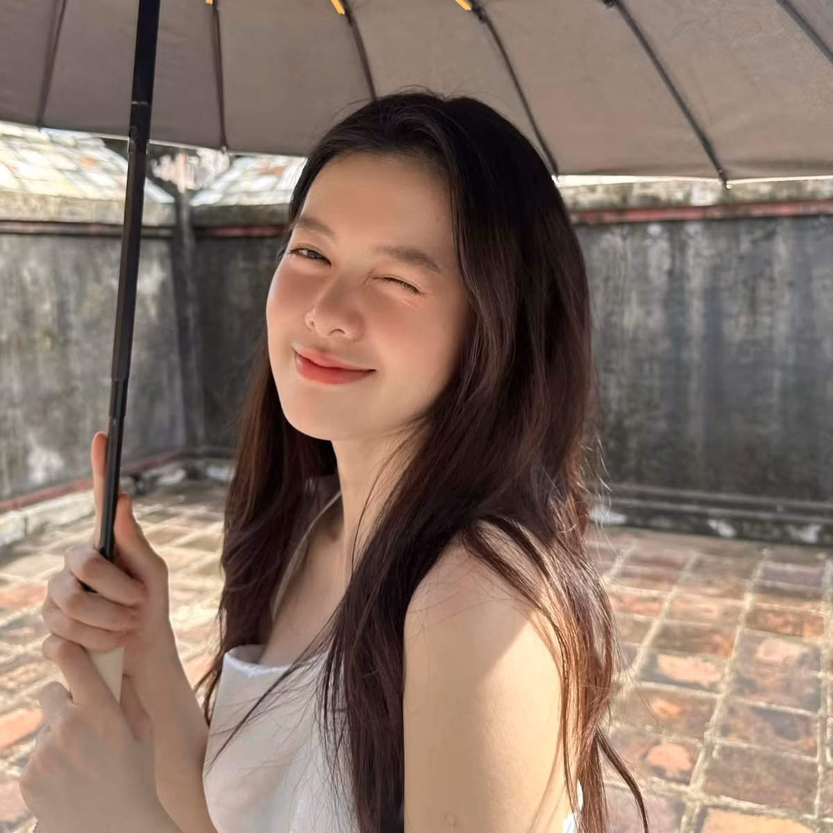Yên Đan thu hút người đối diện nhờ sở hữu thân hình "mình hạc xương mai".