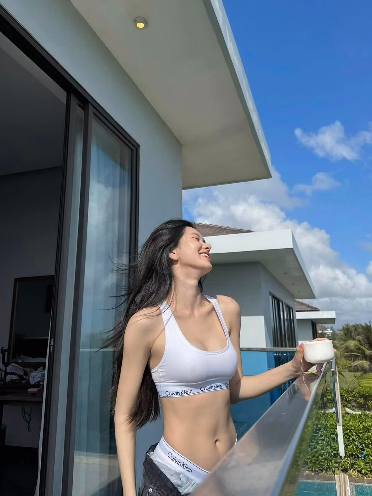 Hot girl sinh năm 1997 là một trong những gương mặt nổi tiếng trên nền tảng TikTok với các clip chăm sóc da và cơ thể thu hút gần 8 triệu lượt yêu thích và gần 400 nghìn lượt follow.