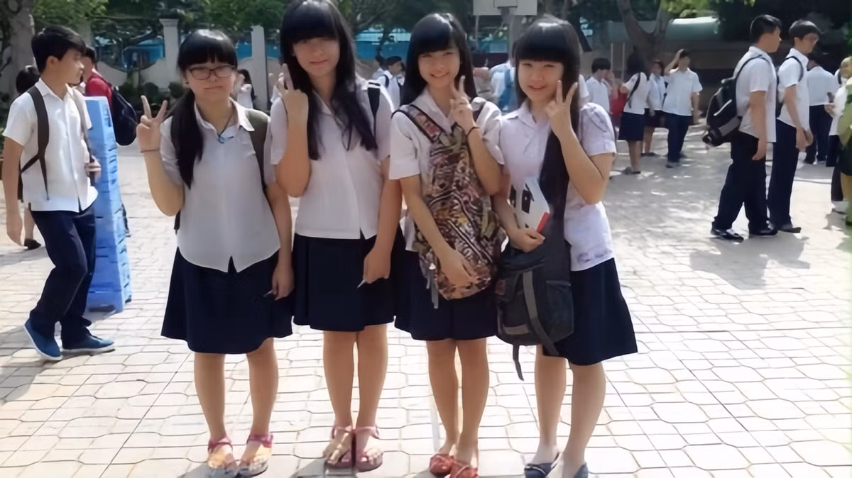 Trong bài đăng gần nhất, với nhan sắc đỉnh cao ở thời điểm hiện tại, Nam Phương chẳng ngại khoe hình ảnh thời học sinh "trẻ trâu" của mình.