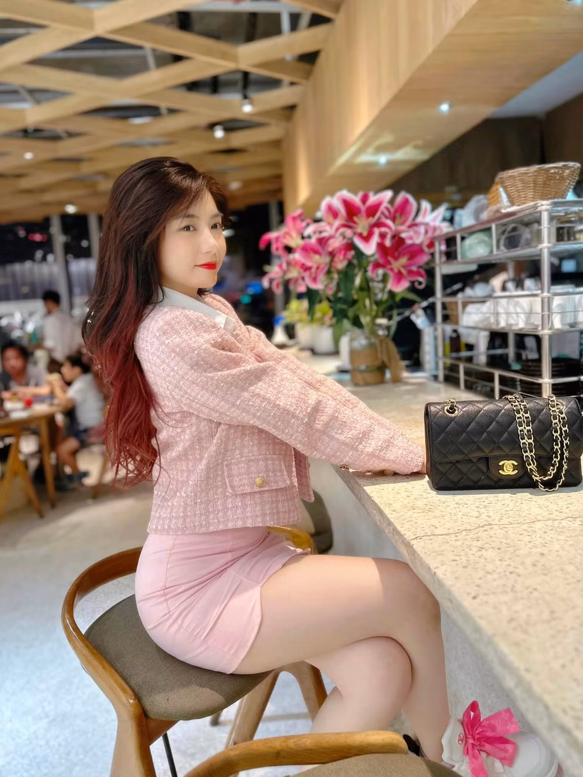 Nam Phương chia sẻ: "Mấy hình này là lễ ra trường của tui, đậm chất 9x đời cuối ghê á. Không biết chụp bằng điện thoại gì mà chất lượng hình ảnh cứ gọi là mờ lem nhem luôn. Tự dưng ngồi lục lại hình cái thấy nhớ và tự hào ghê".