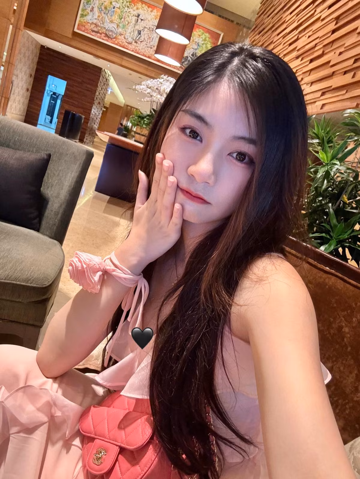 Nguyễn Bùi Nam Phương được mệnh danh là " hot girl má lúm", cô nàng nổi bật nhờ vẻ ngoài xinh đẹp, trong trẻo.
