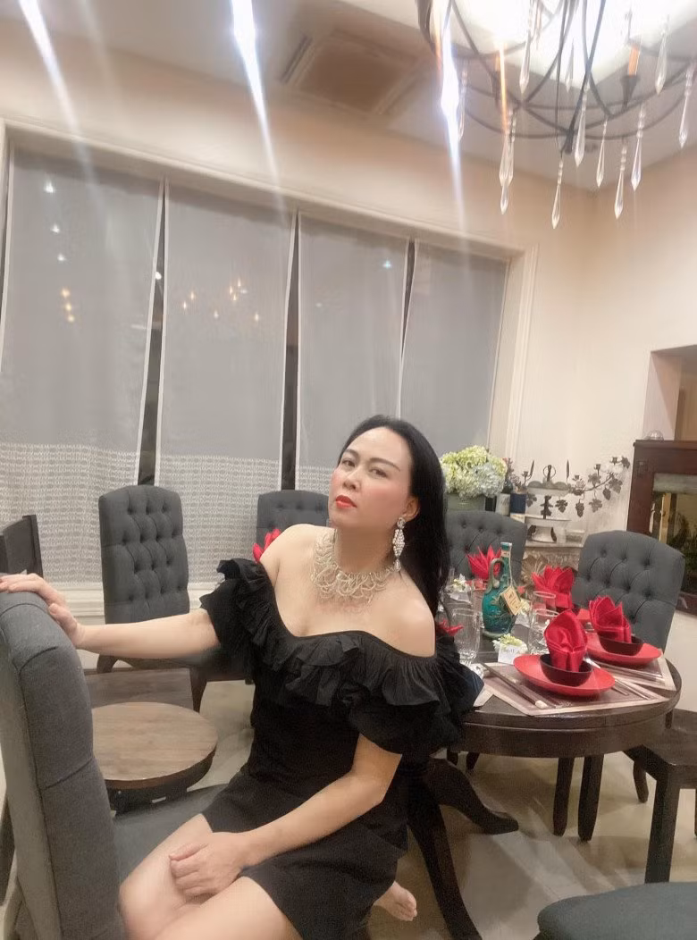Làn da của U50 của Phượng Chanel căng bóng không tì vết. Cô được khen ngợi da đẹp xuất sắc, đến gái 18 còn thua.