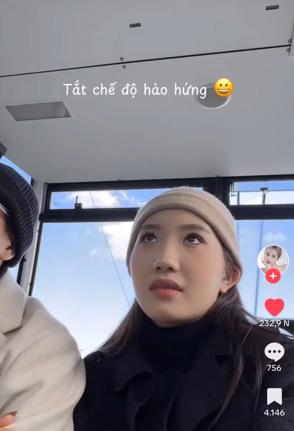 Tuy nhiên, chỉ đi được một đoạn, nhìn ra xung quanh toàn là mây núi, vợ chồng Huyền 2k4 bắt đầu thấy "cảm giác mạnh". "Đến đoạn gió, cáp treo lắc sang phải, sang trái, hai đứa bấm điện thoại mà không dám mở mắt ra nhìn cảnh nữa", hot TikToker kể lại.