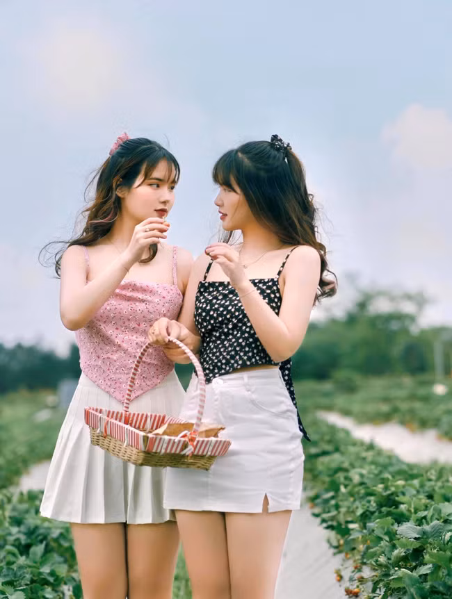 Là cặp chị em sinh đôi xinh đẹp hiếm có, Thanh Hằng và Thanh Nga sớm tiếp bén duyên với nghề mẫu ảnh. Cả hai cũng là KOLs trên các nền tảng mạng xã hội.