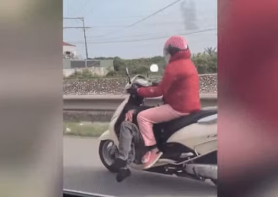 Chồng nhậu say, cô vợ có màn hộ tống vô cùng độc lạ Chong nhau say, co vo co man ho tong vo cung doc la