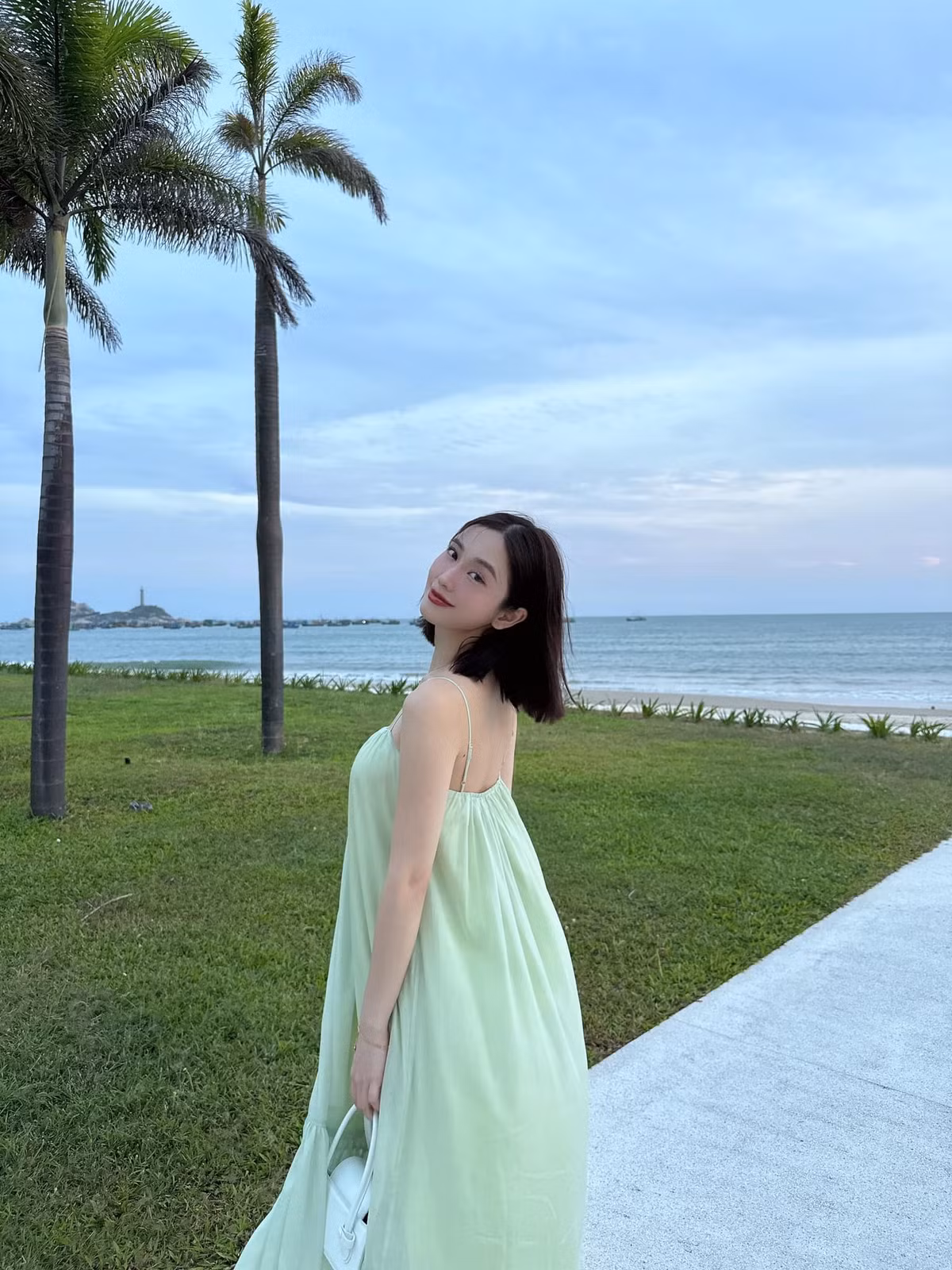Dù không sở hữu chiều cao quá nổi bật song vòng eo dưới 60cm cùng vòng một đầy đặn giúp người đẹp 9X tự tin khi theo đuổi phong cách gợi cảm.