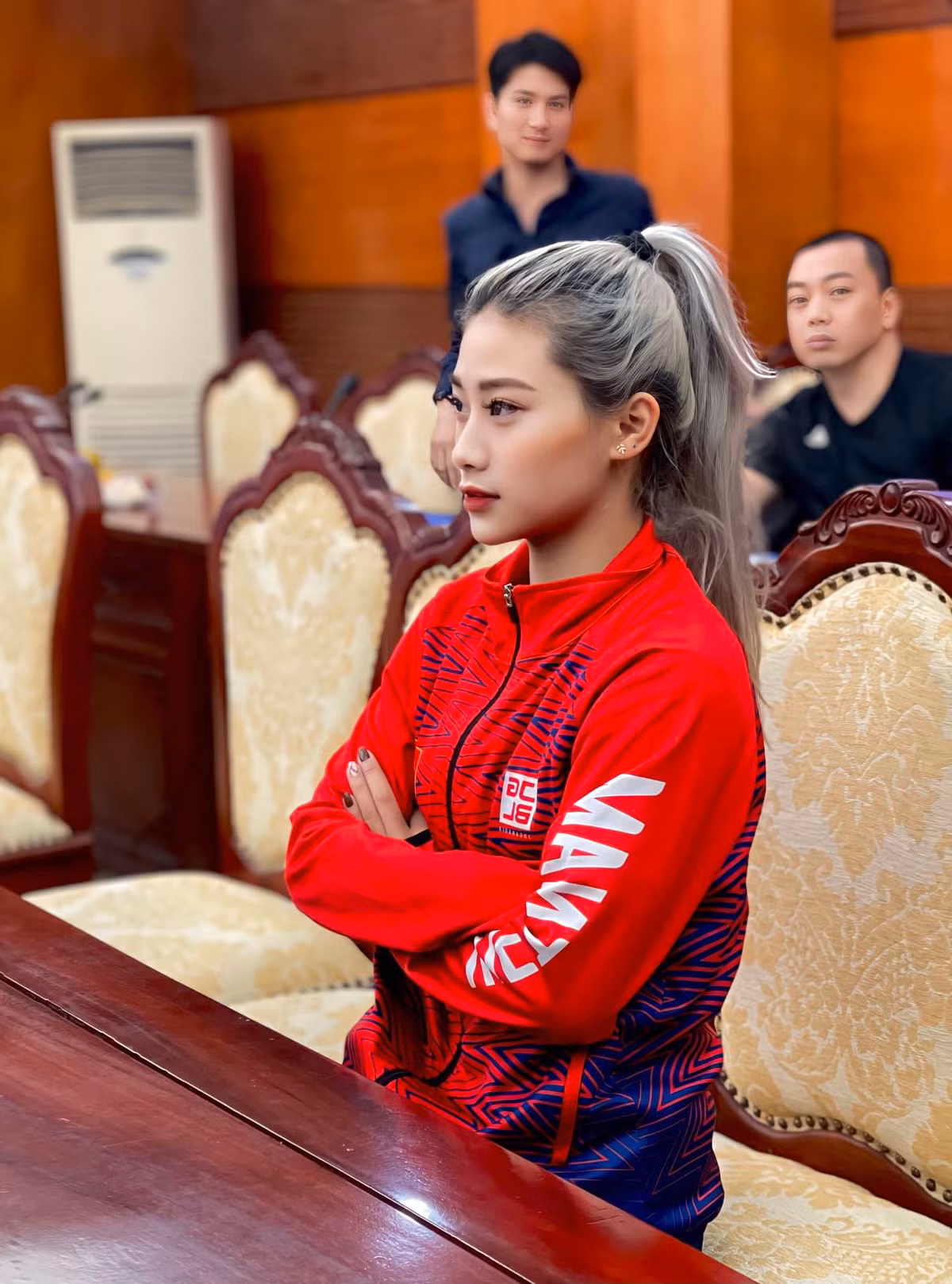 Nữ VĐV thể dục dụng cụ gây chú ý khi sở hữu ngoại hình xinh xắn, nổi bật cùng thần thái sang chảnh, quyến rũ.