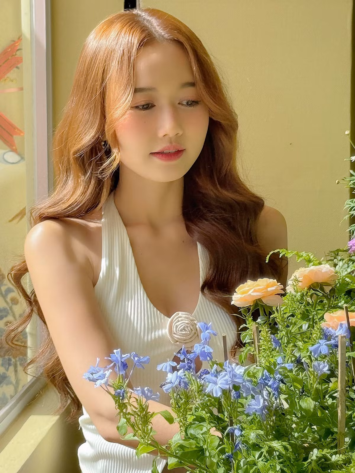 Nhung Gumiho (sinh năm 1992, tên thật là Nguyễn Thị Hồng Nhung) là gái xinh nổi tiếng Sài thành.
