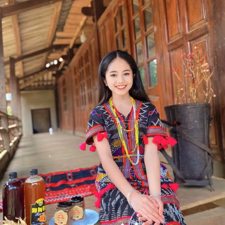 Hồ Thị Khánh Huyền giờ đã lớn hơn, cô bé thêm phần nữ tính, dịu dàng và đặc biệt là trổ nét xinh đẹp hơn xưa.