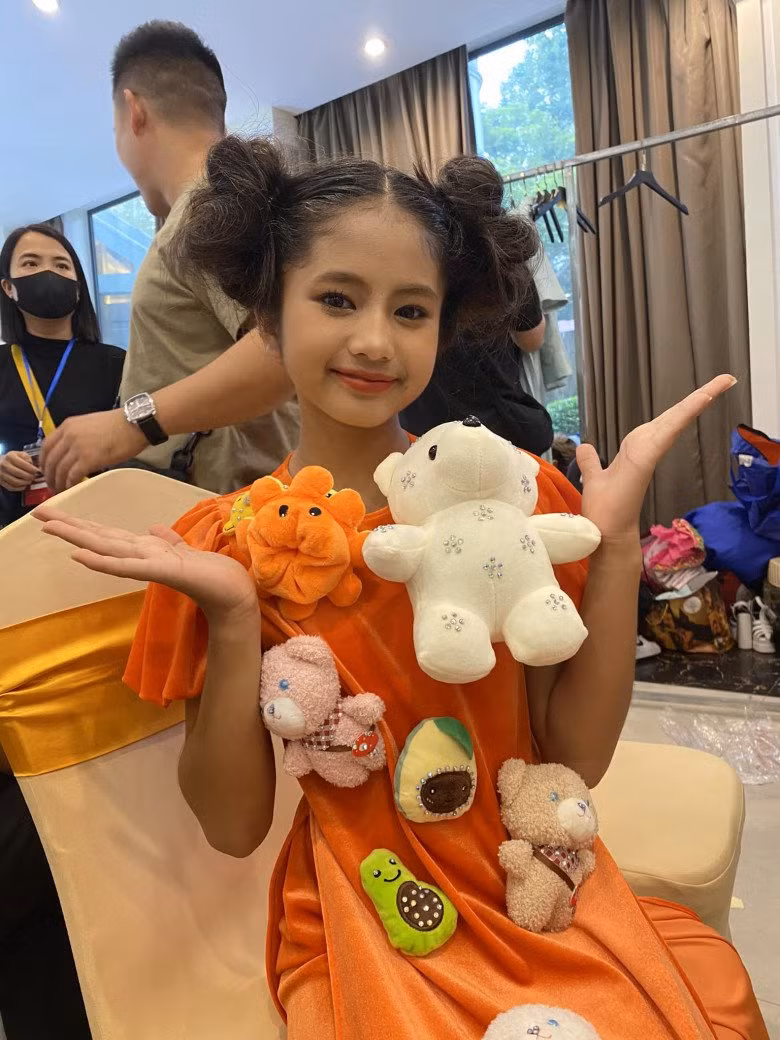 Khánh Huyền khiến nhiều người bất ngờ vì mới 13 tuổi nhưng em trông đã rất trưởng thành, thần thái hệt như minh tinh nổi tiếng.