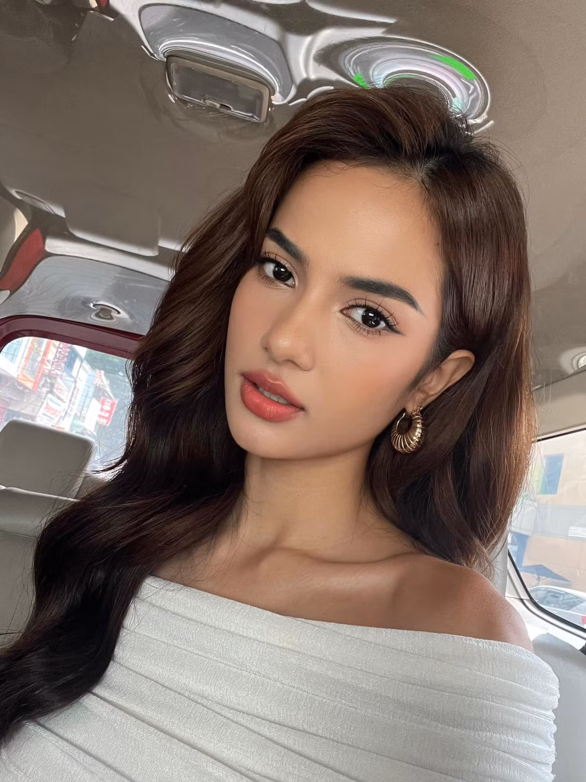 Bố của Emma là người Tây Ban Nha, mẹ là diễn viên Lê Hóa nên ngoài vẻ đẹp nổi trội, Emma cũng được thừa hưởng gen diễn xuất từ mẹ mình.