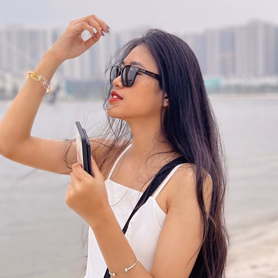 Sở hữu vẻ ngoài xinh xắn, cùng nụ cười tươi, tân Hoa khôi luôn tạo được cảm tình với người đối diện qua từng khung hình.