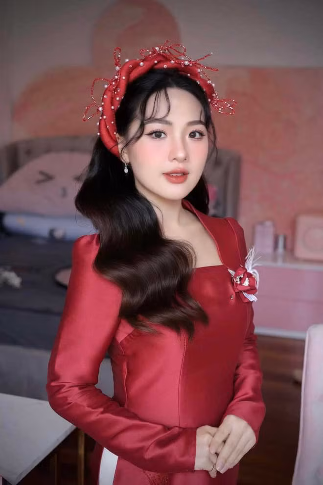 Được biết, đám cưới “siêu khủng” diễn ra vào ngày 3 ngày cuối tháng 12/2023 tại Quảng Ninh. Cô dâu tên Hà Vy, sở hữu gương mặt xinh đẹp như búp bê.