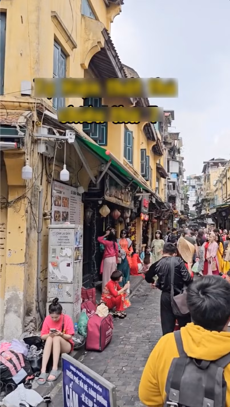 Những ngày này, nhất là vào cuối tuần, đi ngang qua con phố Tạ Hiện ai cũng choáng ngợp trước khung cảnh dòng người đua nhau chụp ảnh áo dài Tết. Nguồn: TikTok @thochupkhoanhkhac