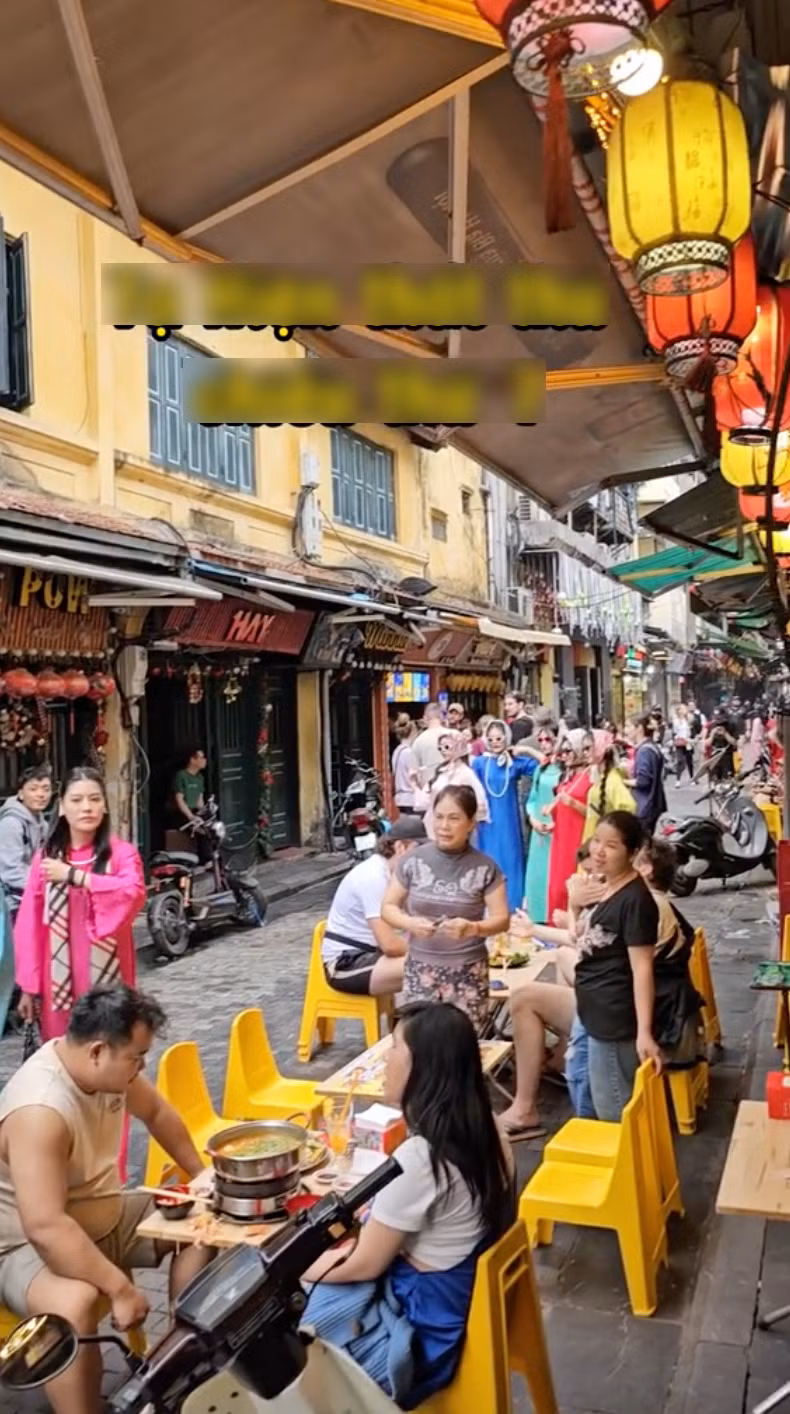 Khắp nơi đều rực rỡ sắc màu của những bộ áo dài. Dòng người nô nức kẻ chụp, người tạo dáng khắp con phố Tạ Hiện tạo nên không khí cực kỳ nhộn nhịp. Nguồn: TikTok @thochupkhoanhkhac
