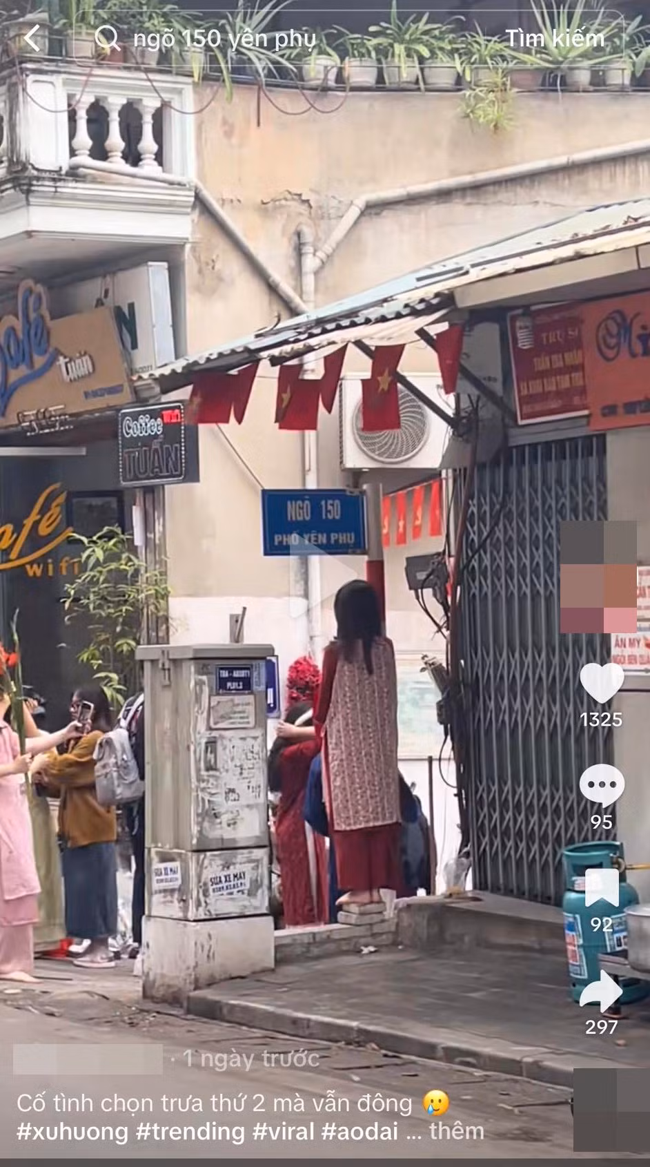 Ngõ cờ Yên Phụ năm nay cũng gặp cảnh tượng không kém, dải cờ đỏ sao vàng được chăng lên khắp con ngõ tạo nên khung cảnh vô cùng ấn tượng hút nhiều bạn trẻ đến chụp ảnh. Ảnh: Chụp màn hình
