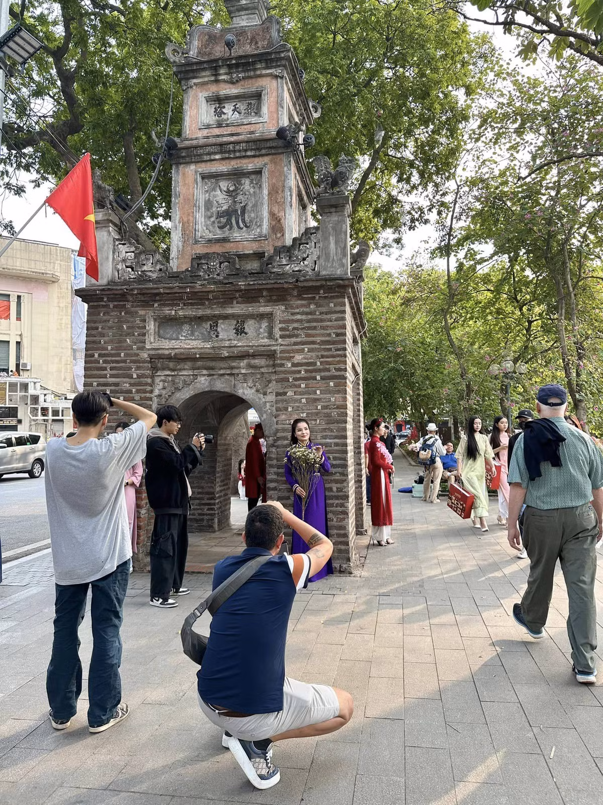Một mét vuông đất có hàng chục cô gái mặc áo dài là tình trạng dễ thấy thời điểm này khi đến hồ Hoàn Kiếm. Ảnh: Dinh Hoang Phuong Thao