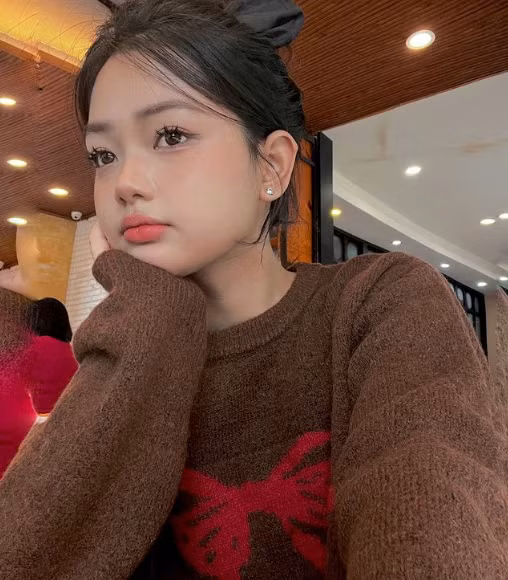 Trong các video của mình, hot girl gen Z này gây ấn tượng với hình ảnh cô gái nông thôn hiền lành và dễ thương.