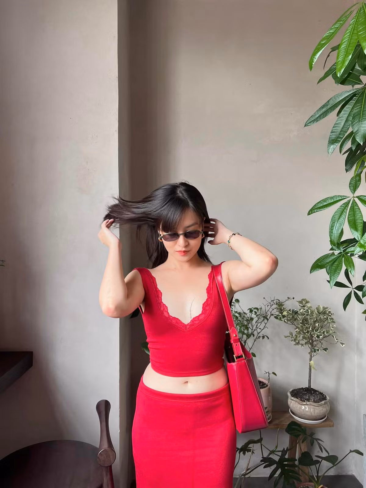 Mới đây, hot girl Mắt Biếc xuất hiện với combo thời trang màu đỏ. Thiết kế dáng đơn giản với chiếc chân váy dài, hơi ôm khoe đường cong nữ tính.
