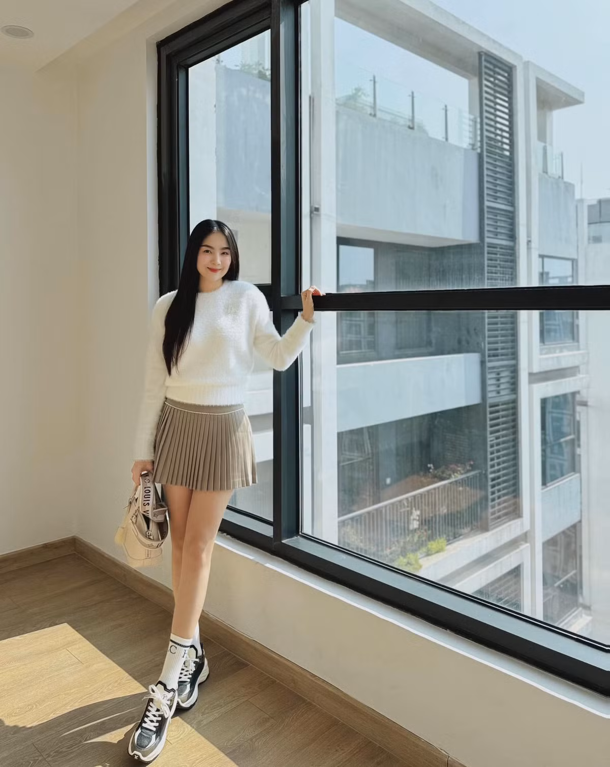 Nữ MC thời tiết này được khán giả ưu ái gọi bằng nhiều biệt danh như "MC xinh đẹp nhất VTV" hay "cô gái thời tiết".