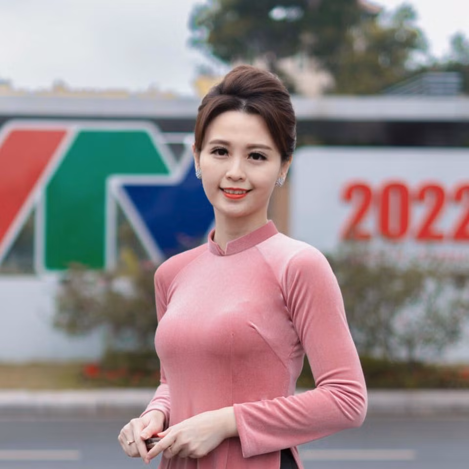 Nữ BTV kỳ cựu Hương Liên cũng được khen có nét đẹp dịu dàng, nữ tính.