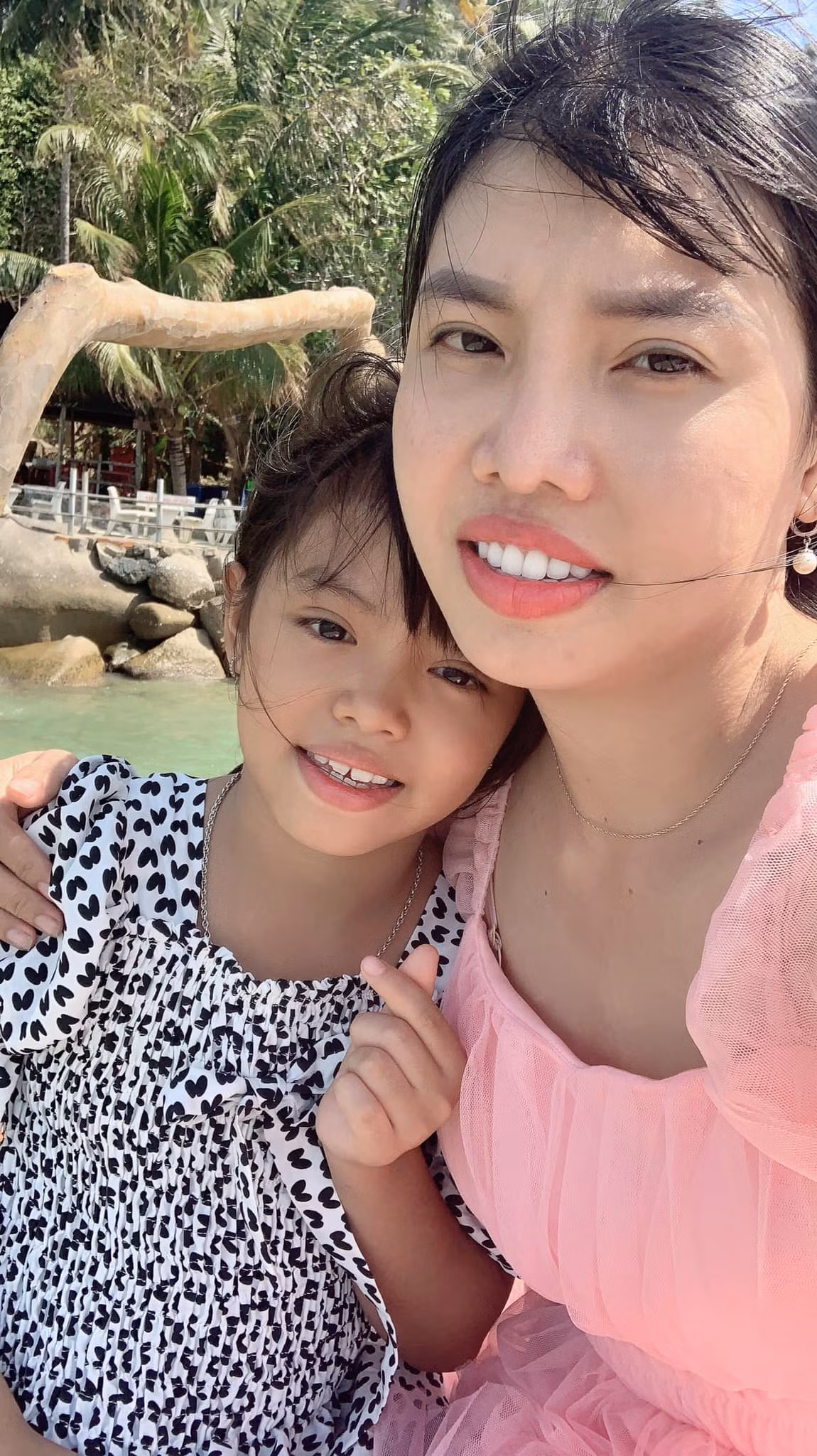 Những hình ảnh lấy lại vóc dáng sau sinh nhanh chóng của cô nàng còn khiến nhiều chị em phải rần rần vào xin vía.