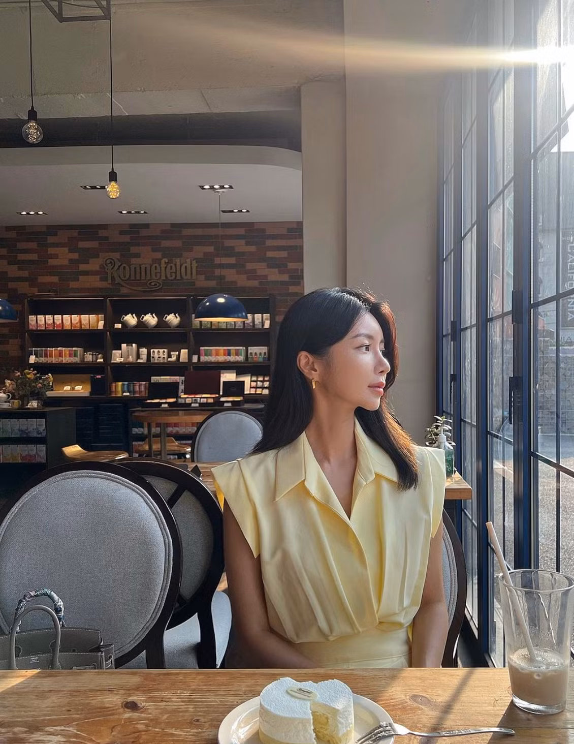 Thay vì làn da trắng bóc đúng chuẩn xứ kim chi, Kkwonstar có nước da nâu óng ả, ba vòng săn gọn giống một người mẫu fitness hơn là mẫu nội y, áo tắm.
