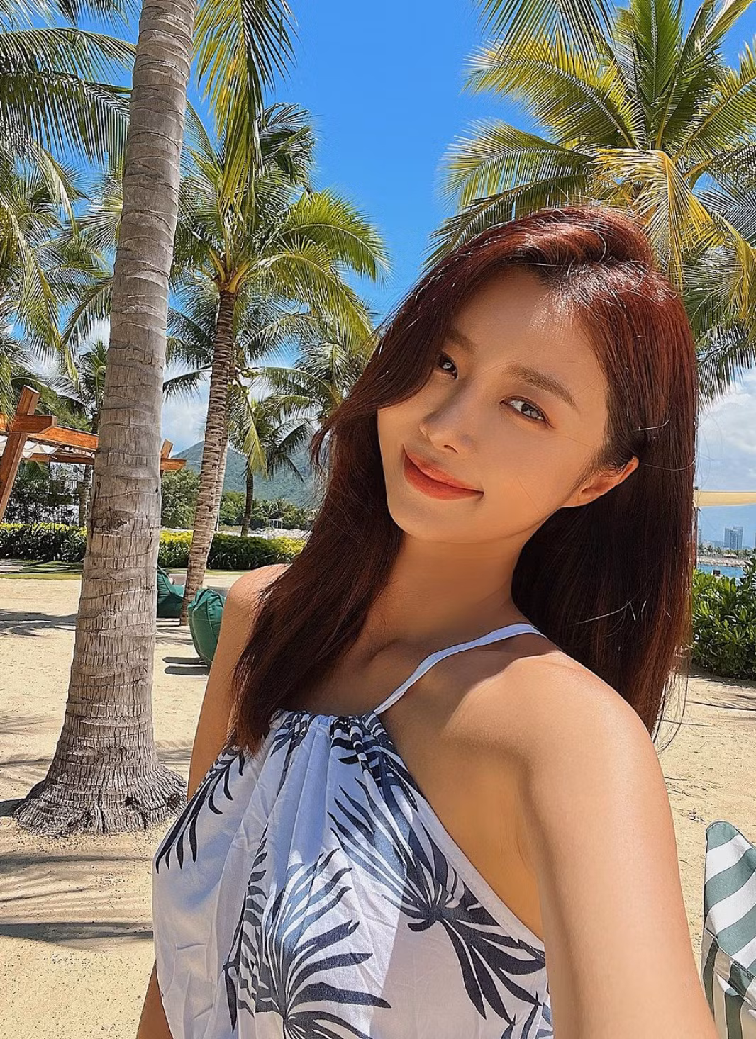 Người đẹp rất mê phong cảnh cũng như ẩm thực ở Nha Trang - Việt Nam.