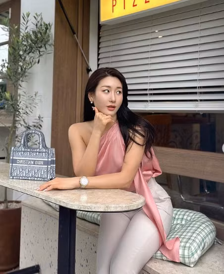 Hiện tại dù ít tham dự các sàn đấu thể hình song người đẹp vẫn duy trì sự cân đối bằng cách tập gym, yoga thường xuyên.