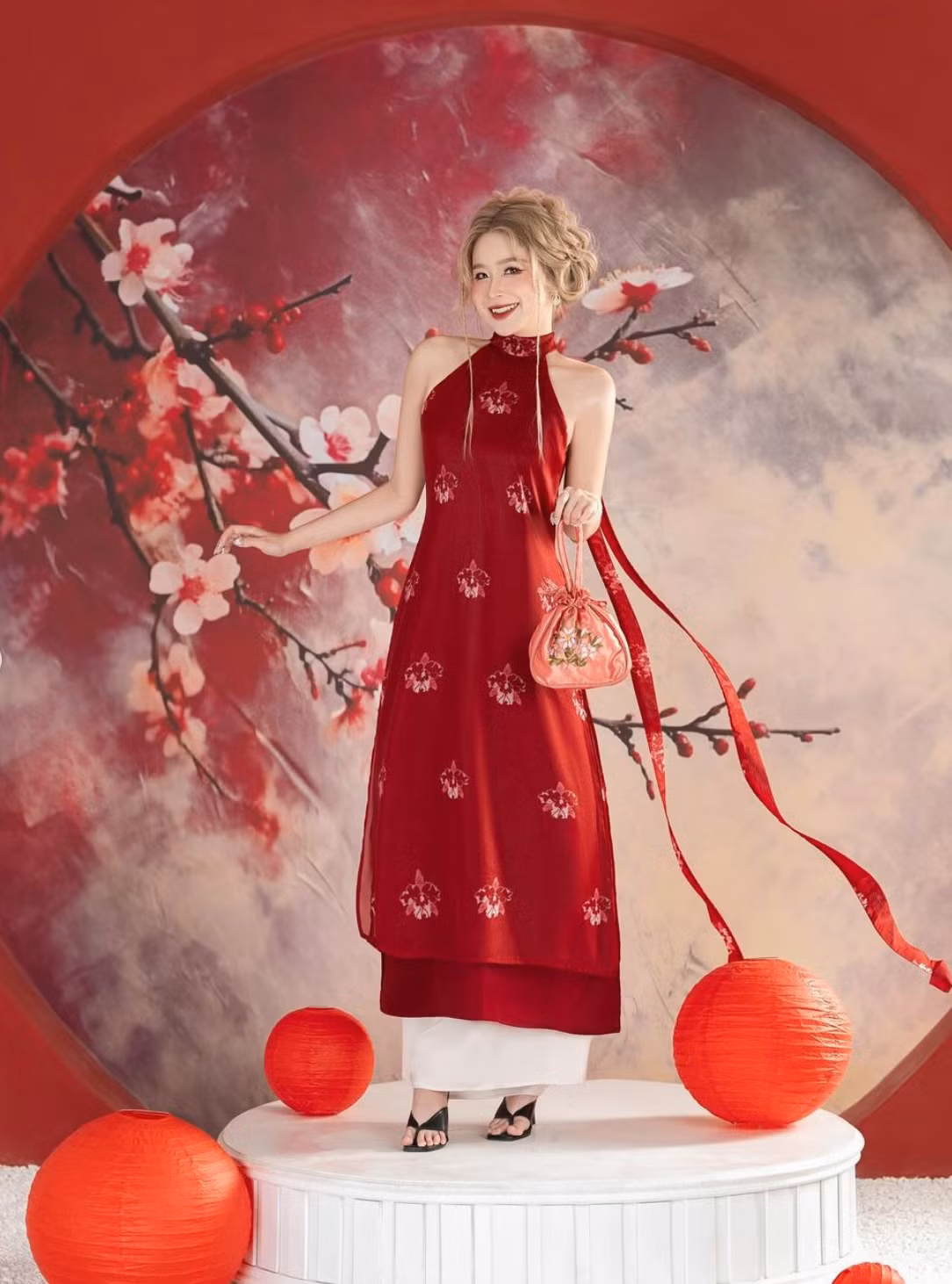 Chao sở hữu khuôn mặt dễ thương, xinh xắn như búp bê và thân hình mảnh mai.
