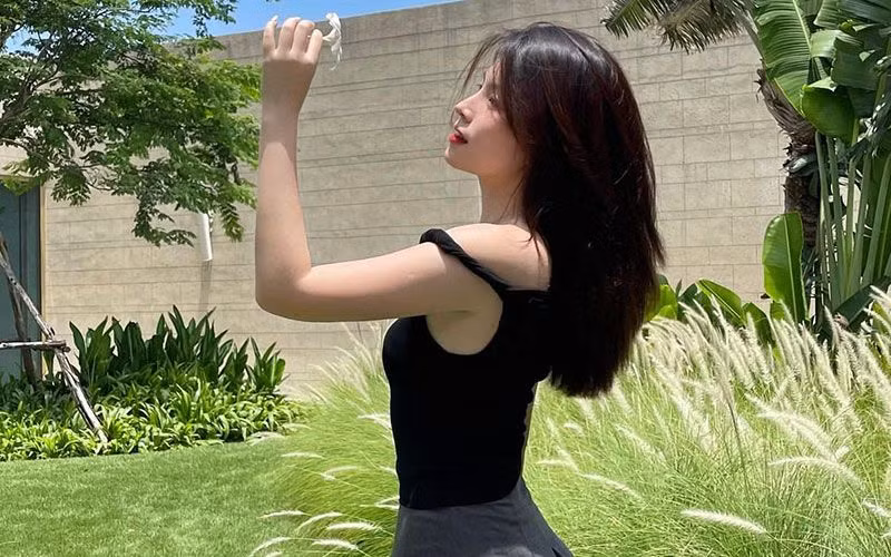 Cô nàng sinh năm 2000 còn có làn da mịn màng và trắng sáng không tì vết.