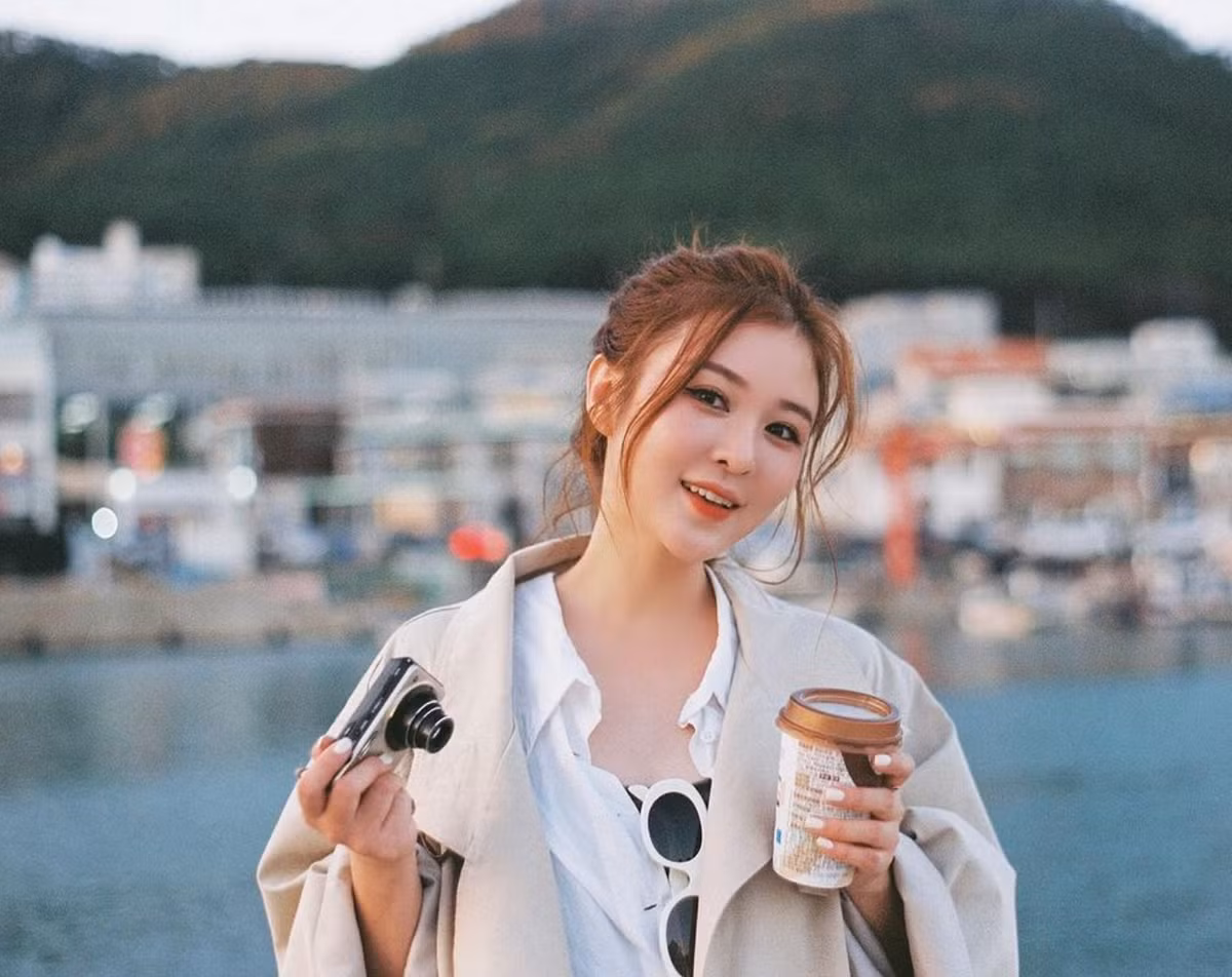 Sở hữu nhan sắc đáng yêu với gương mặt bầu bĩnh và đôi mắt to tròn, gái xinh này dù đã ở U40 nhưng vẫn trẻ trung hơn tuổi thật.