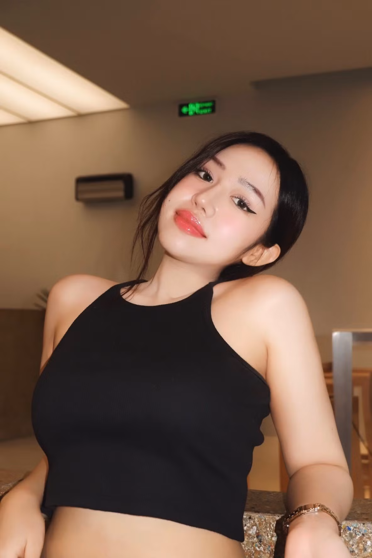 Trúc Quỳnh thay đổi gu ăn mặc, kiểu tóc, trở thành một hot girl có tiếng trên mạng xã hội.