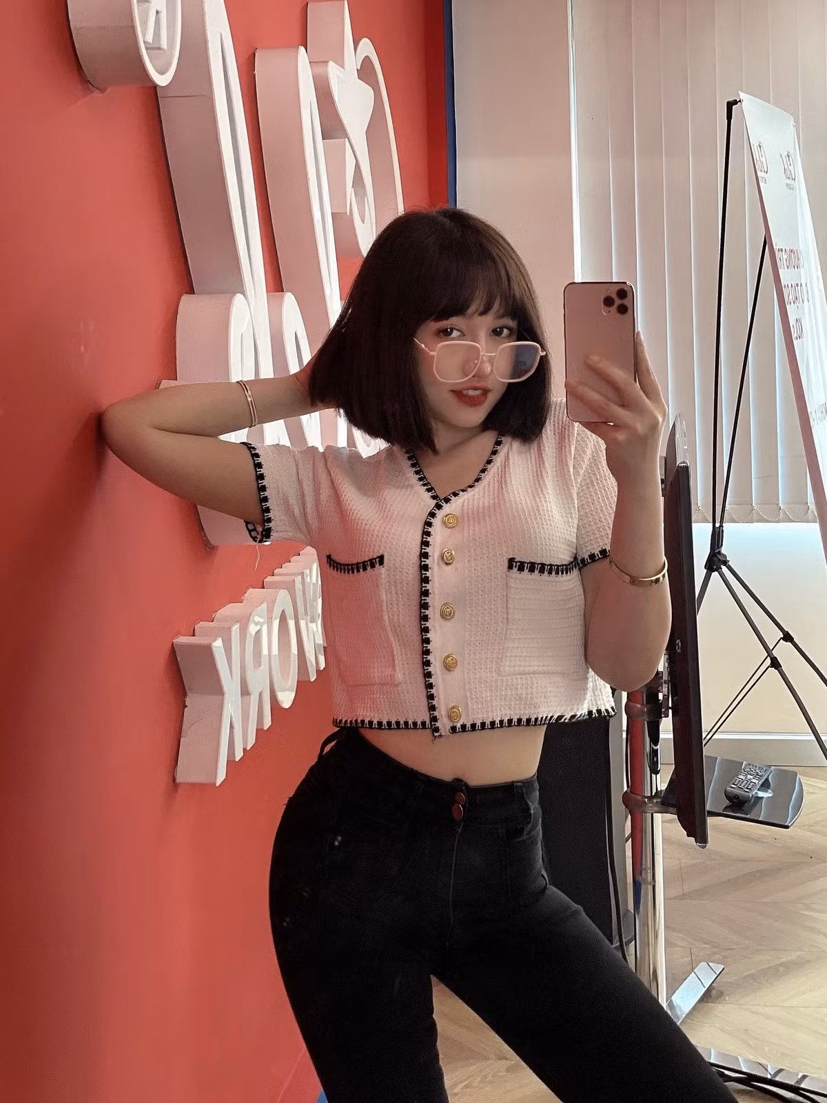Cô nàng đam mê nghệ thuật từ nhỏ và hy vọng trong tương lai có nhiều cơ hội thử sức với lĩnh vực diễn xuất.