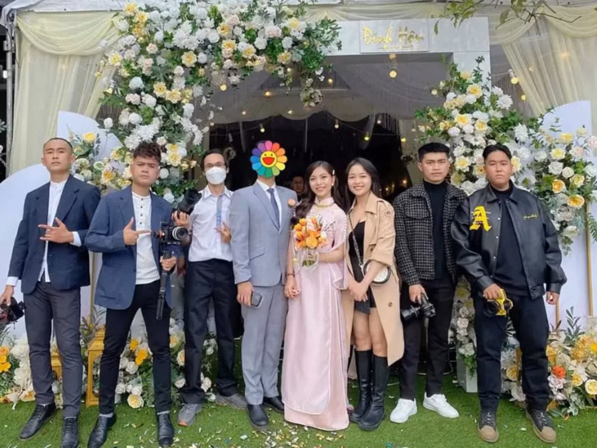 Ở thời điểm đó, đám hỏi của Nhật Lê cũng rất rình rang với sính lễ 8 cây vàng, 1 dây chuyền vàng, 1 dây chuyền kim cương, 1 lắc vàng.